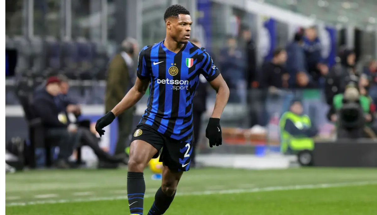 Foto van Inter speler Denzel Dumfries op het voetbalveld