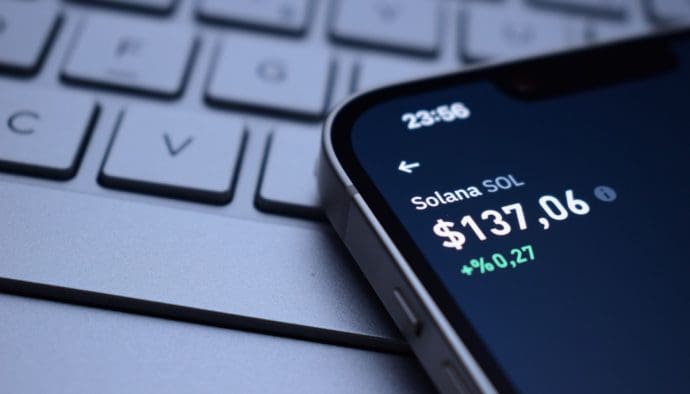 Afbeelding van telefoon met Solana-koers