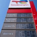 Automobilisten profiteren: benzineprijs daalt door historische oliecrash