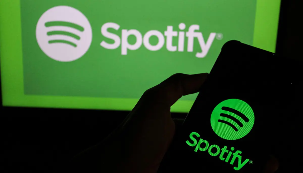 Twee keer het spotify logo met elk een ander contrast, waarvan een op een beeldscherm en een andere op een mobiele telefoon