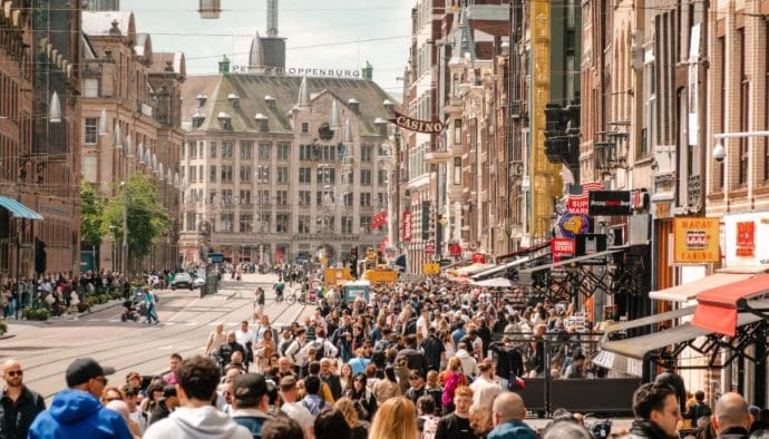 Zoveel vakantiegeld krijg je netto in 2025 - en dit doen Nederlanders ermee