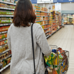 Vrouw doet booschappen in supermarkt