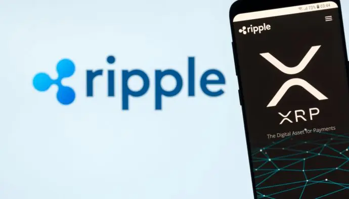 Een afbeelding van het logo van XRP, met op de achtergrond het logo van moederbedrijf Ripple