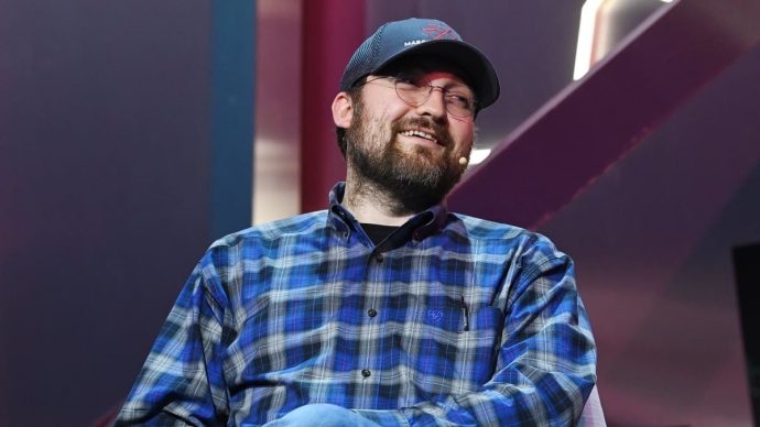 Cardano-oprichter Charles Hoskinson lacht op foto tijdens Web Summit