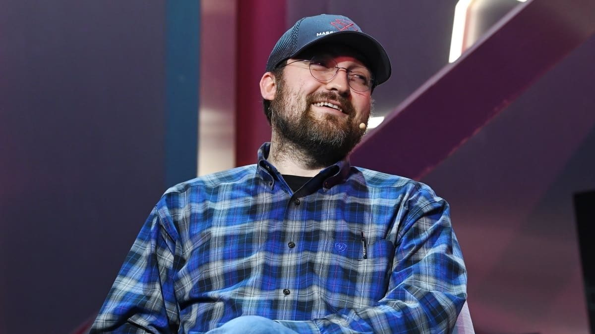 Cardano-oprichter Charles Hoskinson lacht op foto tijdens Web Summit