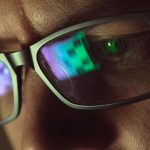 Een crypto-analist staart naar het scherm