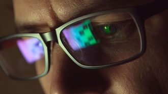 Een crypto-analist staart naar het scherm