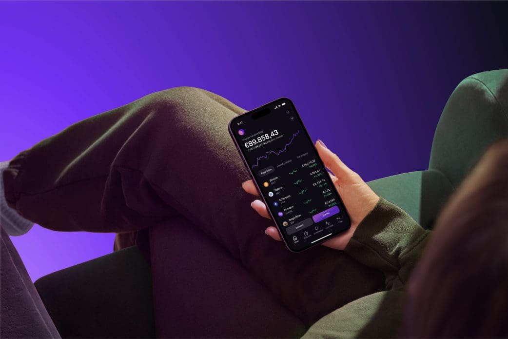 Kraken app op iphone in hand