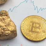 Een goudklomp en een bitcoin munt naast elkaar met een grafiek op de achtergrond