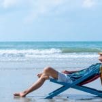Man op strandstoel