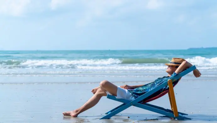 Man op strandstoel