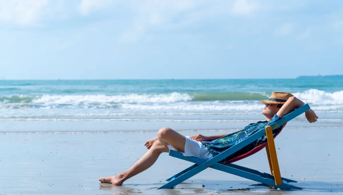 Man op strandstoel