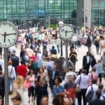 Mensen in London lopen naar kantoor