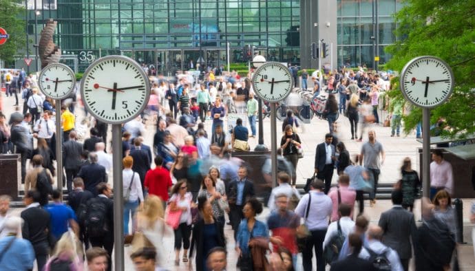 Mensen in London lopen naar kantoor