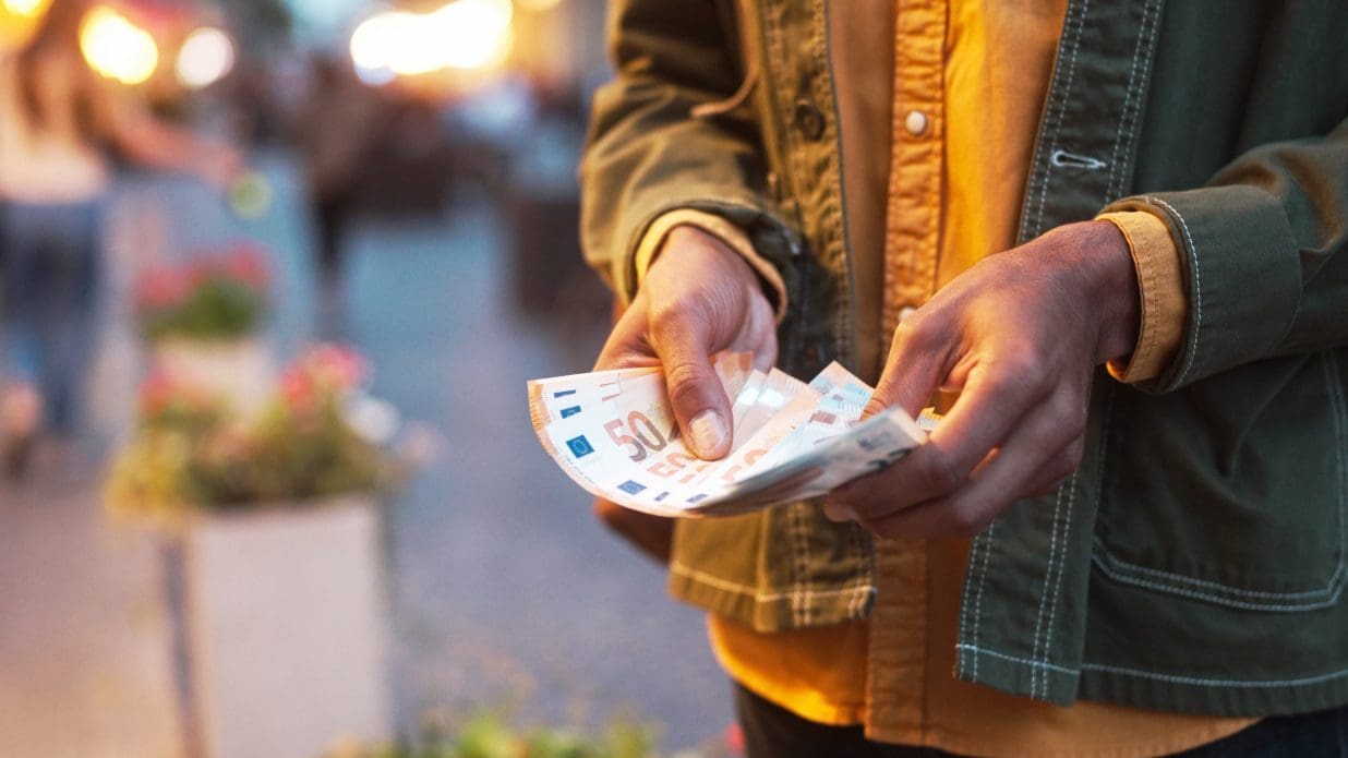Man met geld in hand