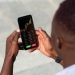 Een crypto-trader op zijn telefoon