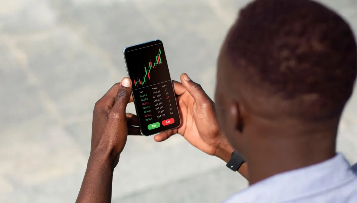 Een crypto-trader op zijn telefoon