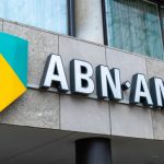 Logo van ABN Amro op kantoor