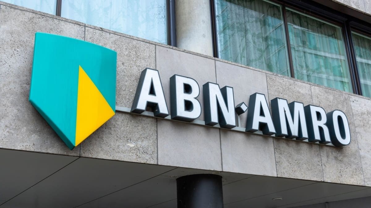 Logo van ABN Amro op kantoor
