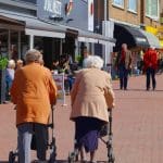AOW gaat omhoog - zoveel krijgen senioren straks binnen