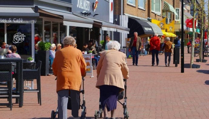 AOW gaat omhoog - zoveel krijgen senioren straks binnen