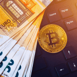 Afbeelding met euro biljetten en bitcoin munt