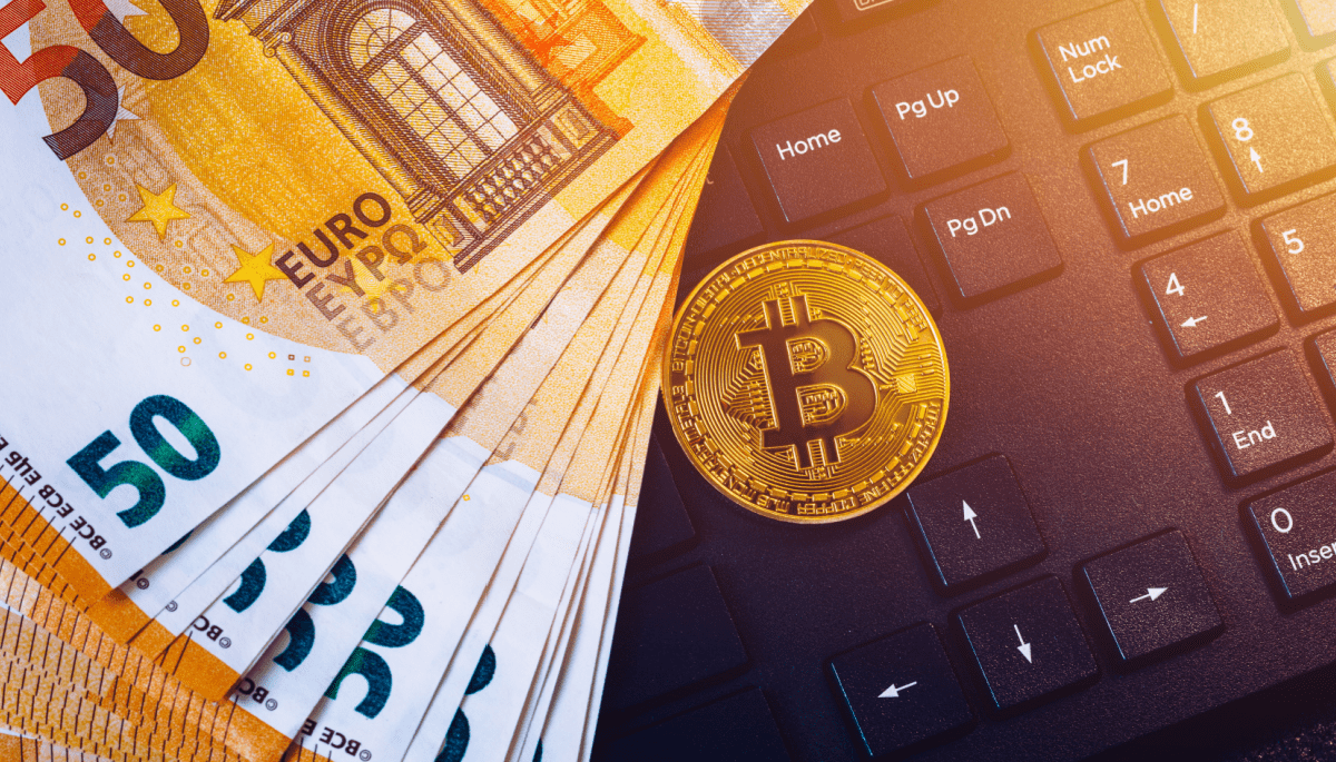 Afbeelding met euro biljetten en bitcoin munt