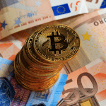 Afbeelding met euro biljetten en bitcoin munten