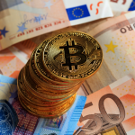 Afbeelding met euro biljetten en bitcoin munten