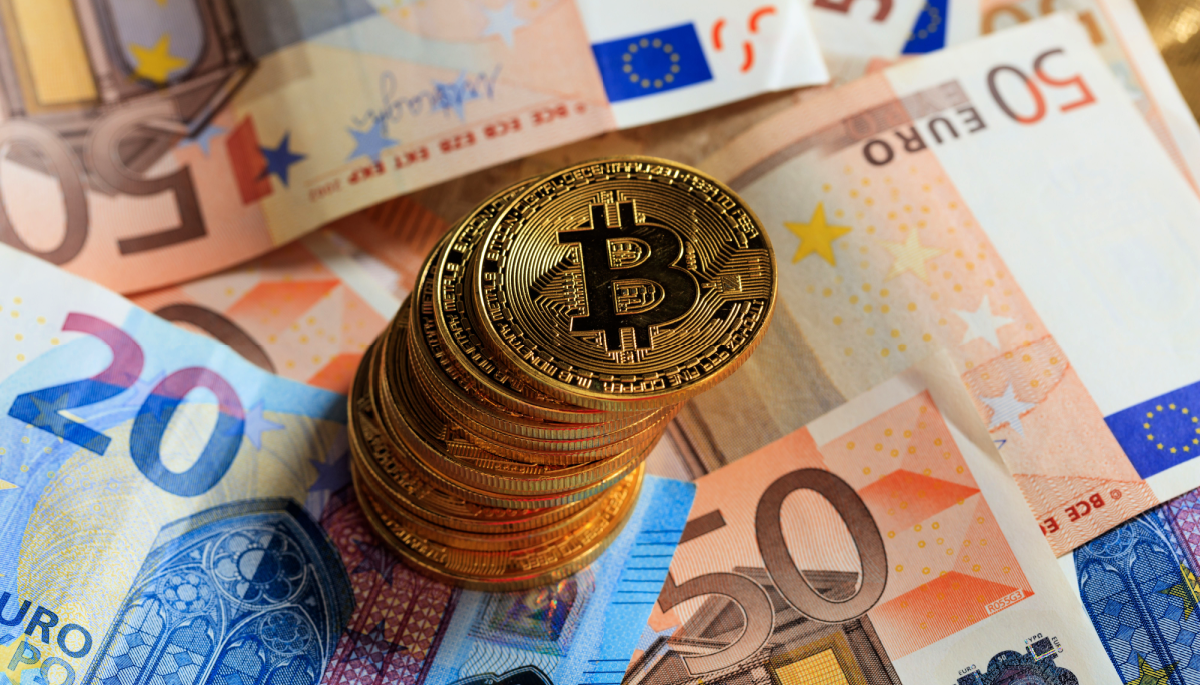 Afbeelding met euro biljetten en bitcoin munten