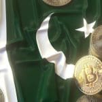 De vlag van pakistan met daarop meerdere bitcoin (BTC) munten