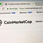 Een afbeelding van de website van crypto dataplatform CoinMarketCap, met het logo in het groot