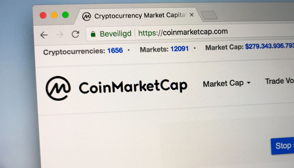 Een afbeelding van de website van crypto dataplatform CoinMarketCap, met het logo in het groot