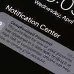 Een afbeelding van een Apple_iPhone melding dat een wachtwoord gevonden is in een datalek en aangepast moet worden