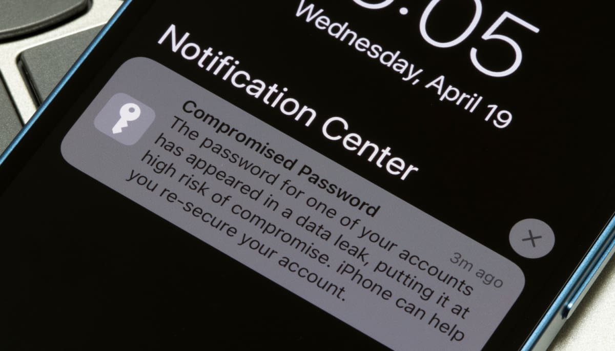 Een afbeelding van een Apple_iPhone melding dat een wachtwoord gevonden is in een datalek en aangepast moet worden