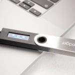 Een afbeelding van een Ledger Nano S, een bekende hardwarde wallet om crypto mee op te slaan