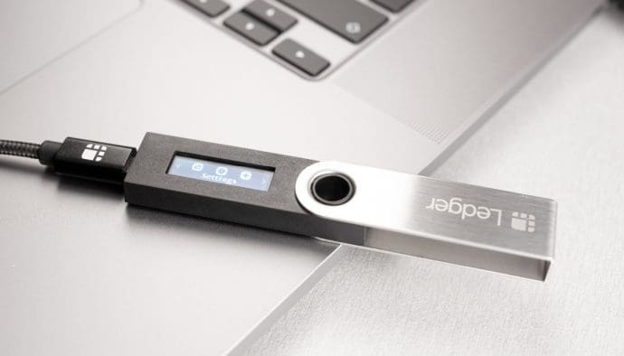 Een afbeelding van een Ledger Nano S, een bekende hardwarde wallet om crypto mee op te slaan