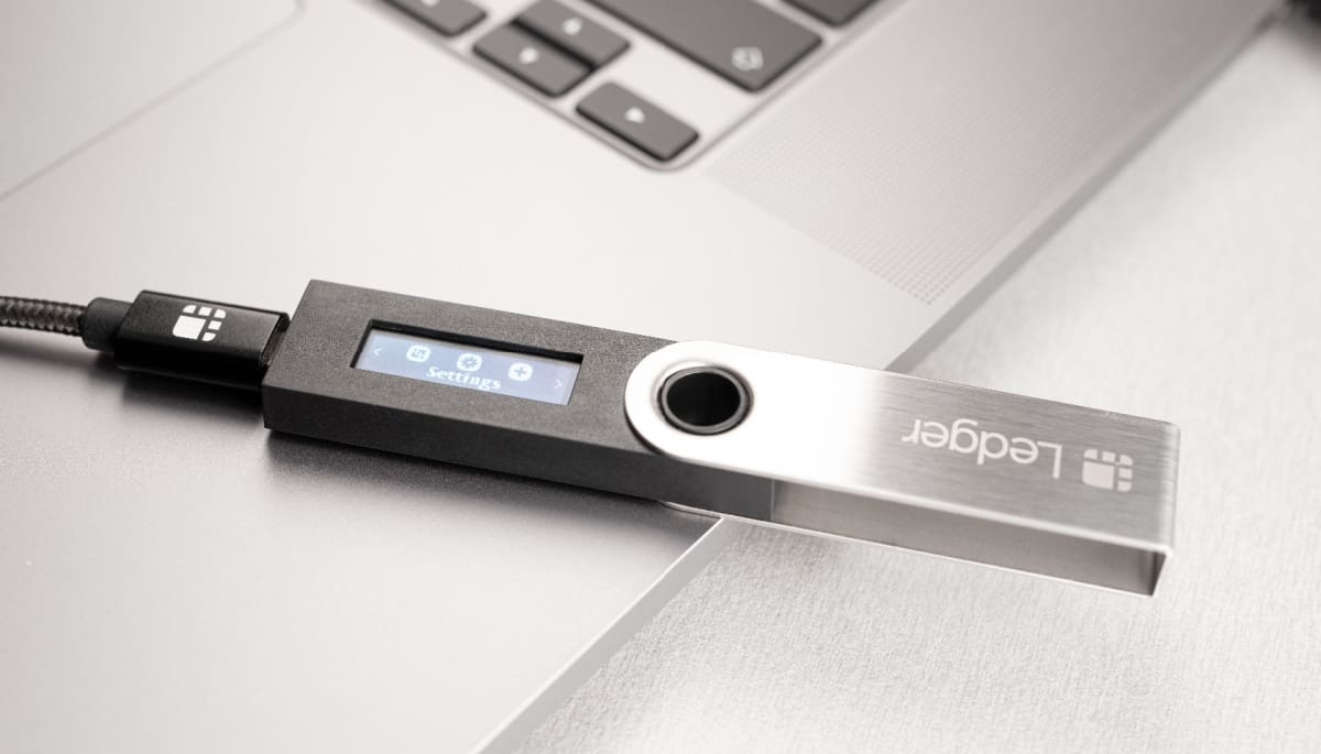Een afbeelding van een Ledger Nano S, een bekende hardwarde wallet om crypto mee op te slaan