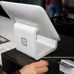Een afbeelding van een Square betalingssysteem, wat door miljoenen winkels gebruikt wordt