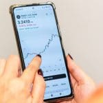 Een afbeelding van een XRP pagina op een beurs op een mobiele telefoon