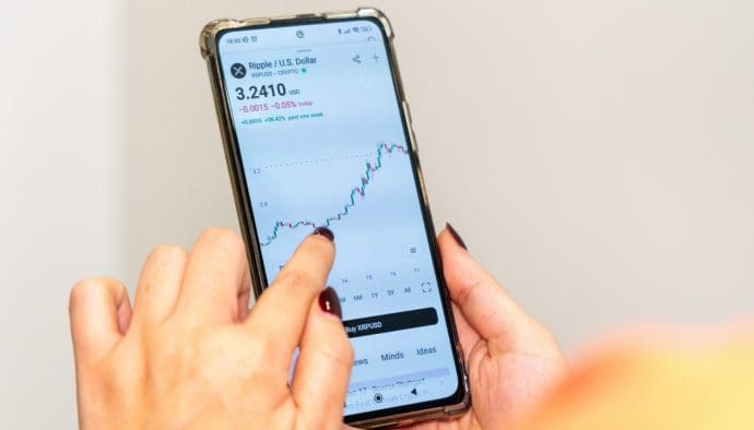 Een afbeelding van een XRP pagina op een beurs op een mobiele telefoon
