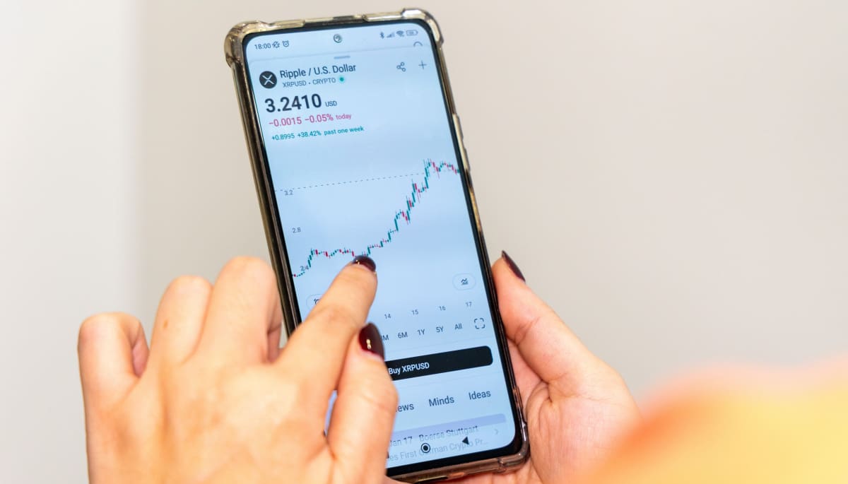Een afbeelding van een XRP pagina op een beurs op een mobiele telefoon