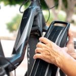 Een afbeelding van een accu die op een elektrische fiets wordt geladen