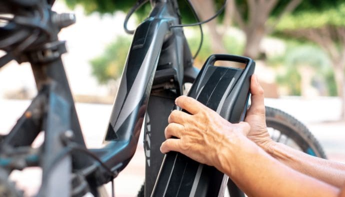 Een afbeelding van een accu die op een elektrische fiets wordt geladen