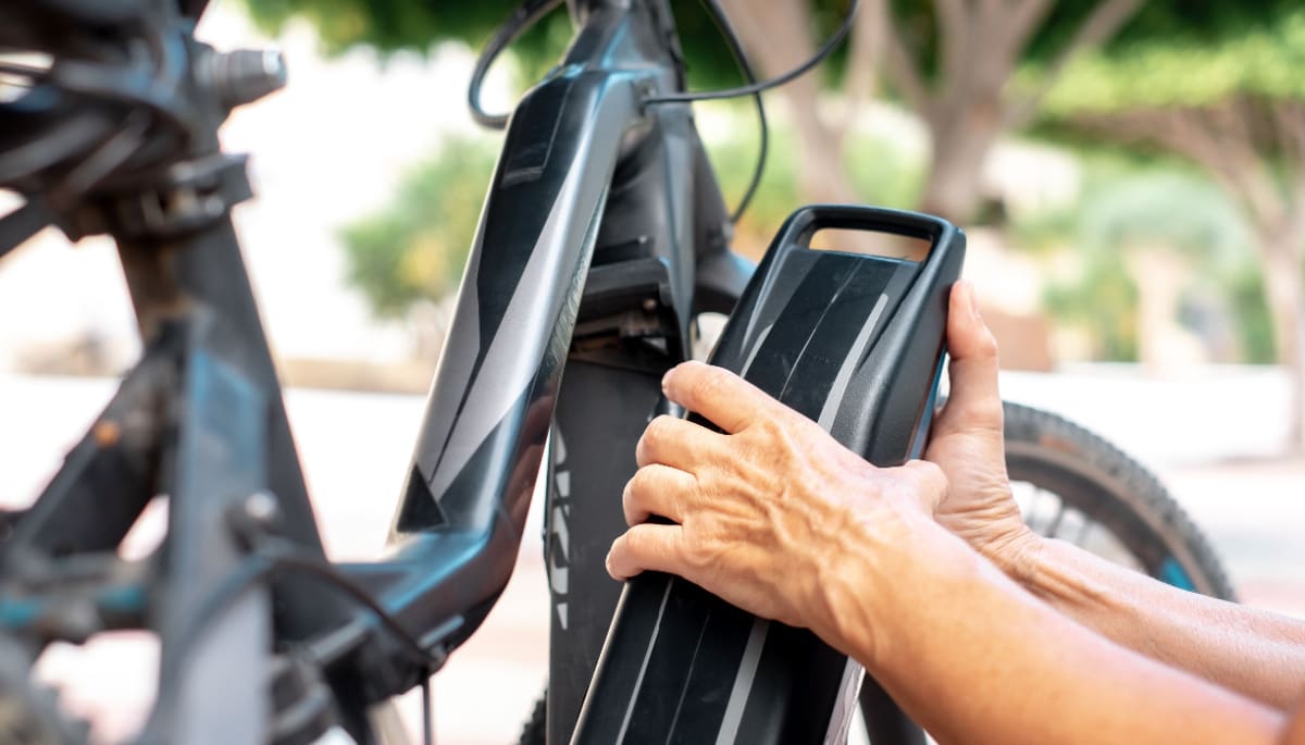 Een afbeelding van een accu die op een elektrische fiets wordt geladen