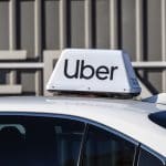 Een afbeelding van een auto van Uber, een taxibedrijf dat hard is gegroeid