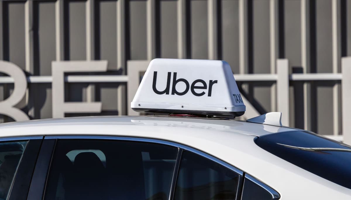 Een afbeelding van een auto van Uber, een taxibedrijf dat hard is gegroeid