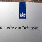Een afbeelding van een bord van het Ministerie van Defensie in Den Haag, de politieke hoofdstad van Nederland