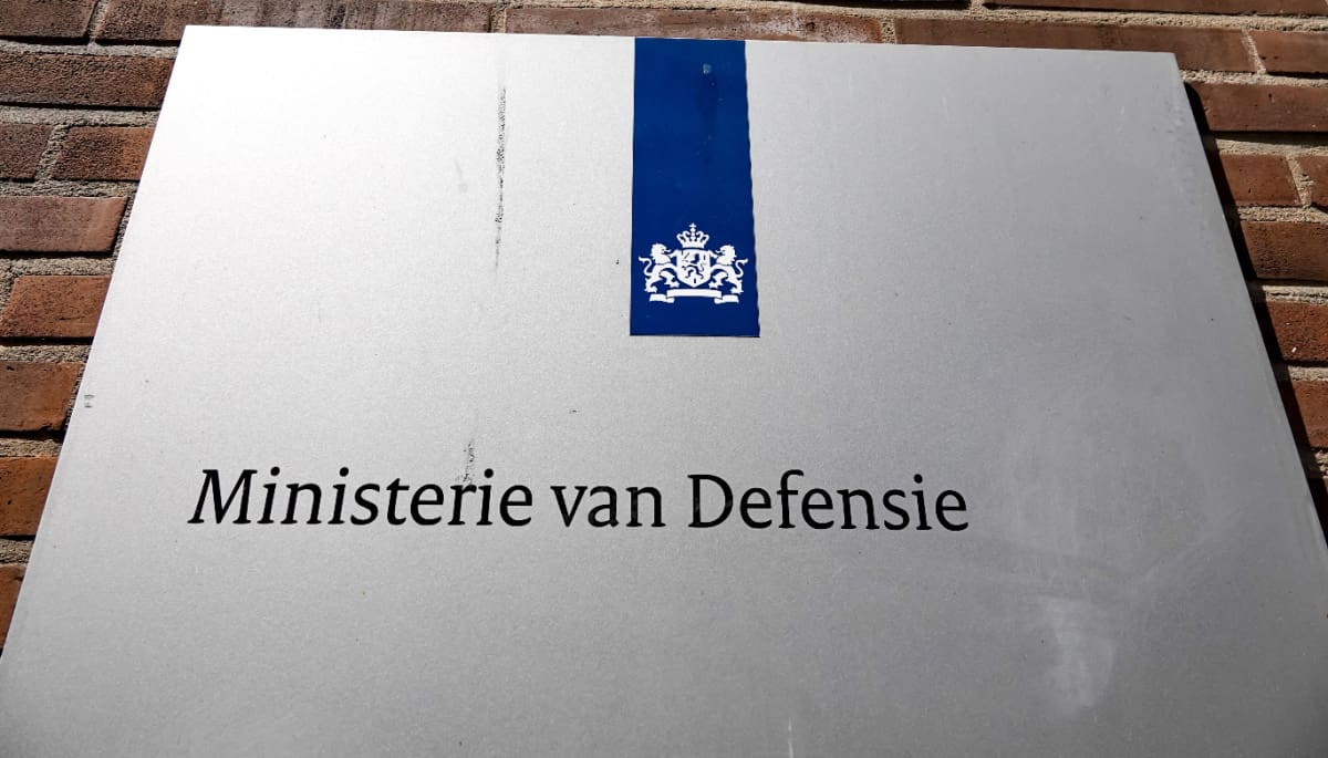 Een afbeelding van een bord van het Ministerie van Defensie in Den Haag, de politieke hoofdstad van Nederland