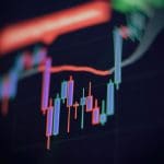 Een afbeelding van een candle chart met verschillende kleuren en marktdata over de desbetreffende crypto of aandeel